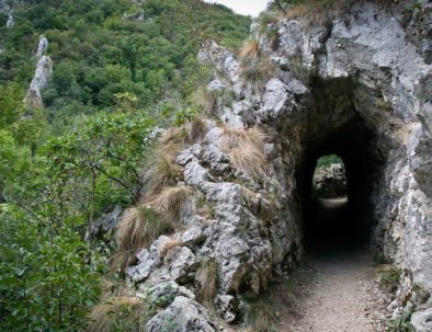 La tuneluri
